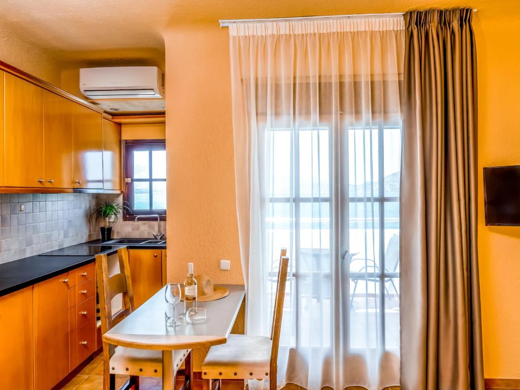 Kuchyň nebo kuchyňský kout v ubytování Elounda Alikes Suites & Studios