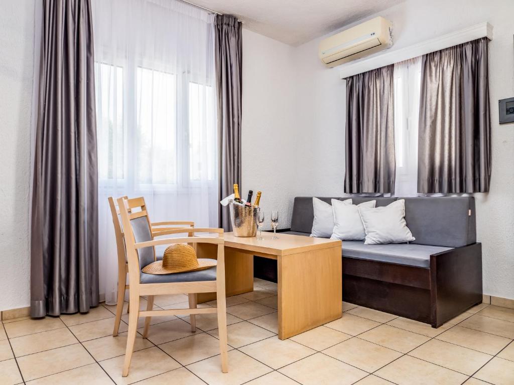 Posezení v ubytování Elounda Alikes Suites & Studios
