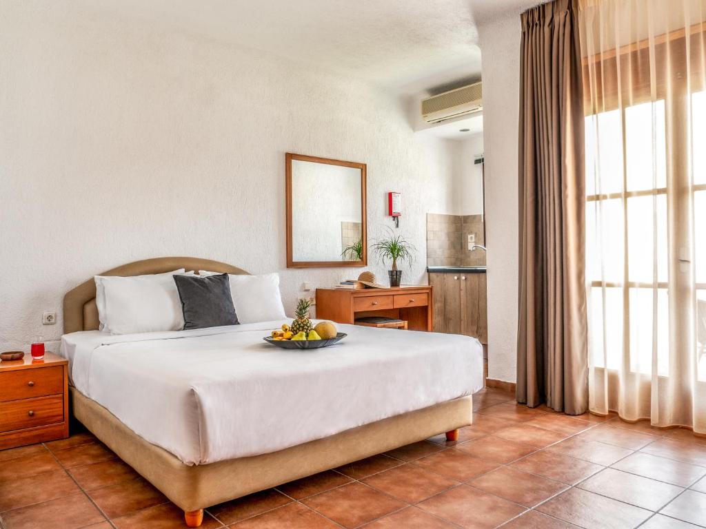 Postel nebo postele na pokoji v ubytování Elounda Alikes Suites & Studios