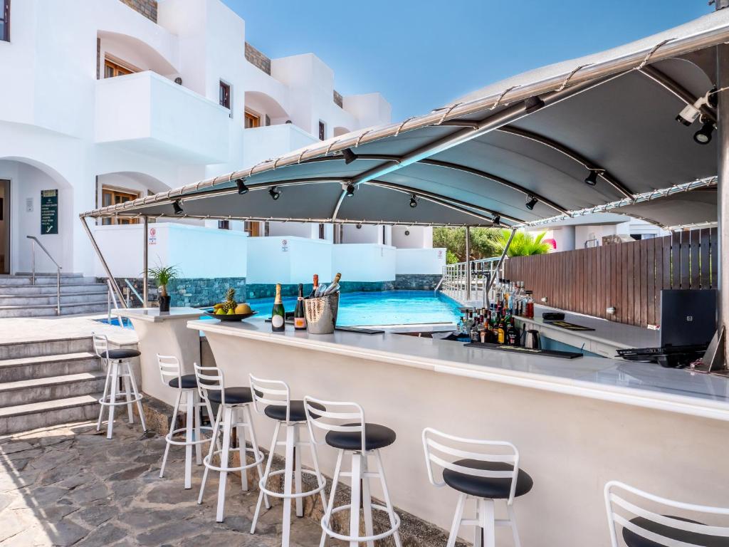 Bazén v ubytování Elounda Alikes Suites & Studios nebo v jeho okolí