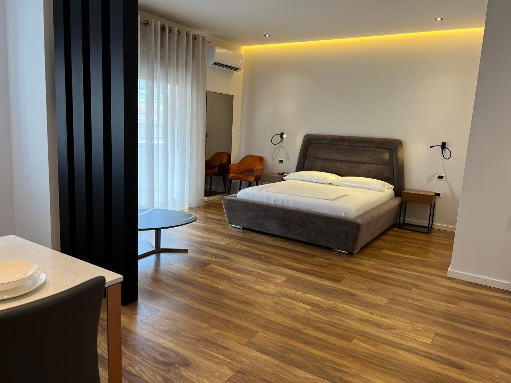 Llit o llits en una habitació de Skanderbeg Center Apartments 1