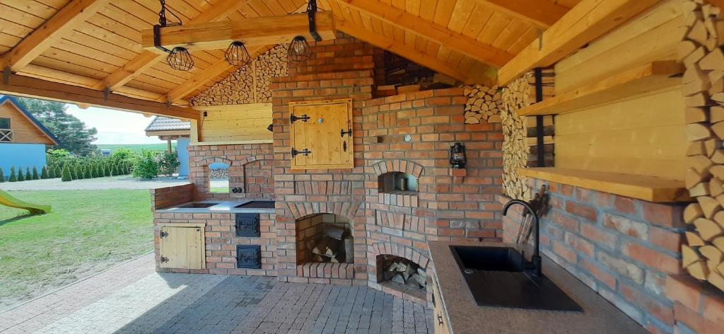 kuchnia na świeżym powietrzu z ceglanym piekarnikiem w domu w obiekcie Magico Posto w mieście Wierzchucino