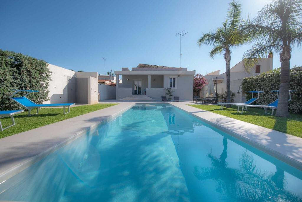 マツァーラ・デル・ヴァッロにあるVilla Le Onde - Xenia Sicily Villasの別荘の前のプール