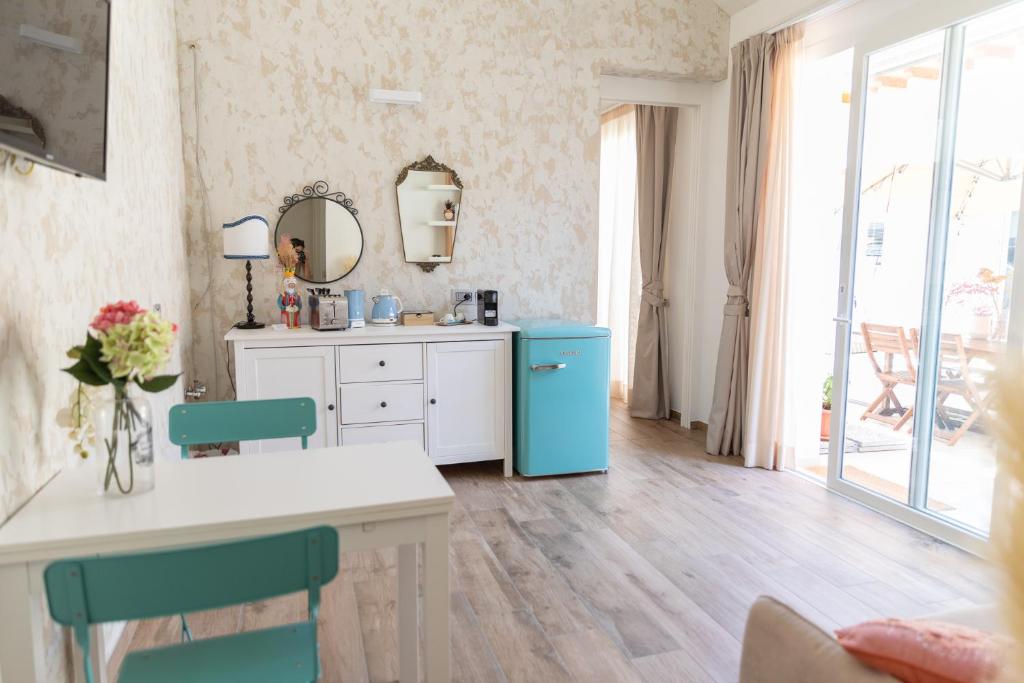 uma cozinha com um frigorífico azul e uma mesa em Suite Frida Rimini em Rimini