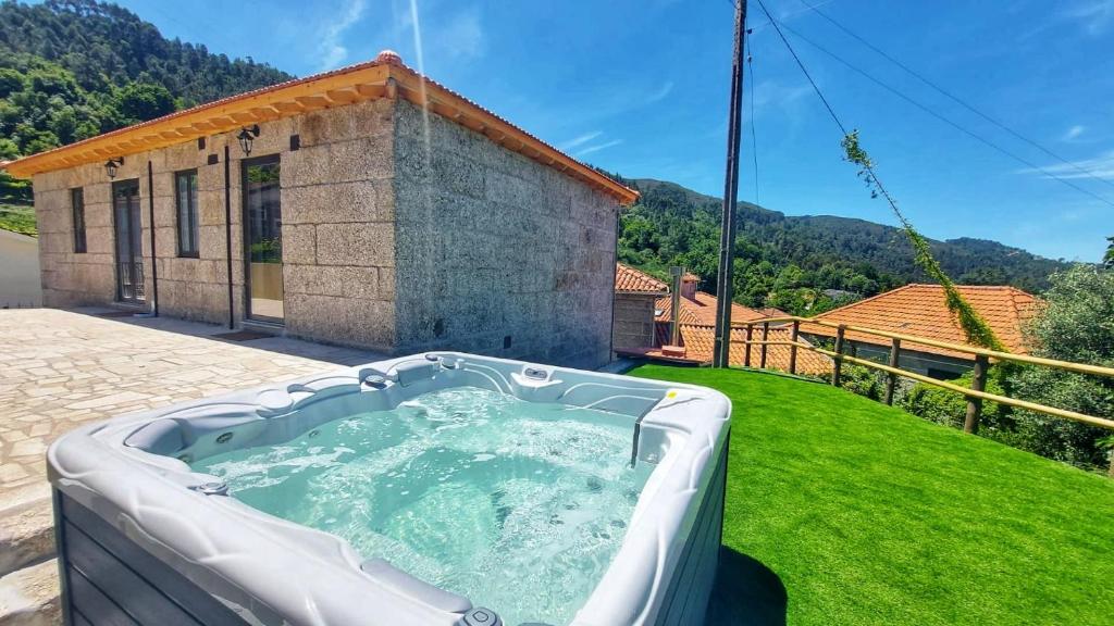 a hot tub in the backyard of a house at Sítio dos Cogumelos Alojamentos in Amarante