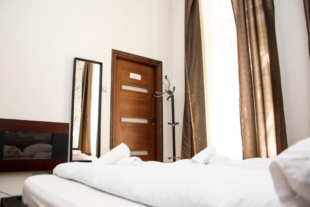Postel nebo postele na pokoji v ubytování Andrassy Room