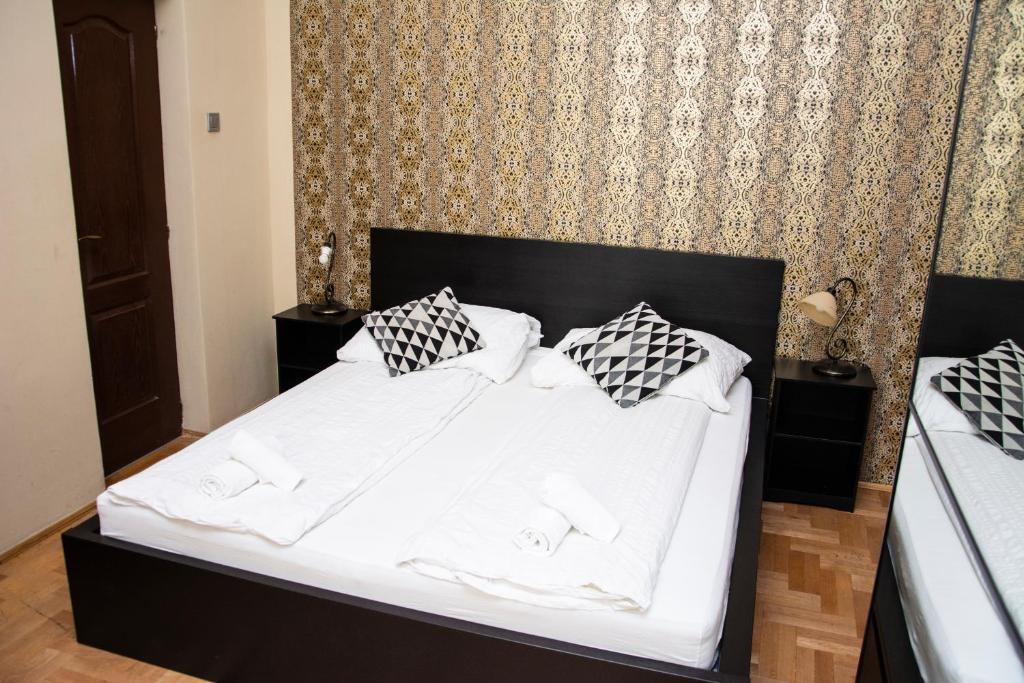 Postel nebo postele na pokoji v ubytování Andrassy Room