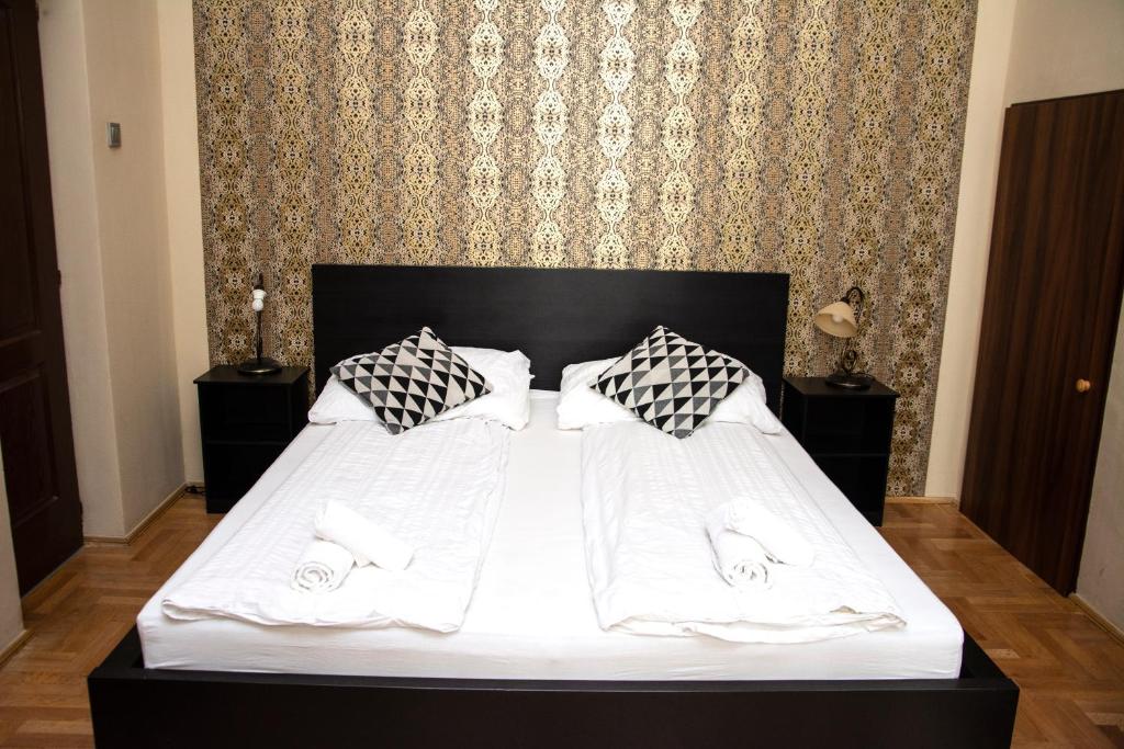 Postel nebo postele na pokoji v ubytování Andrassy Room