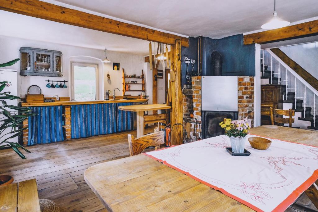 sala de estar con mesa y chimenea en Szewska Pasja Agroturystyka Wiejska, en Leśna