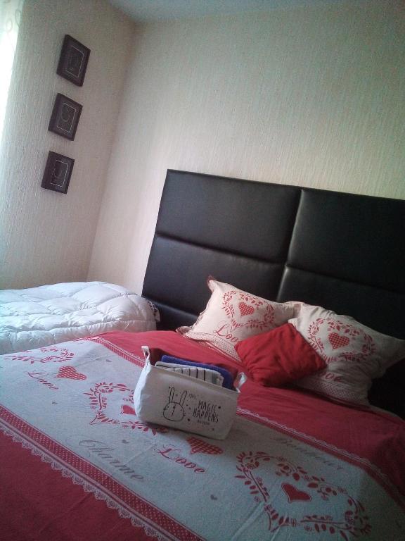 - un lit avec une tête de lit noire et des oreillers dans l'établissement # Prix 