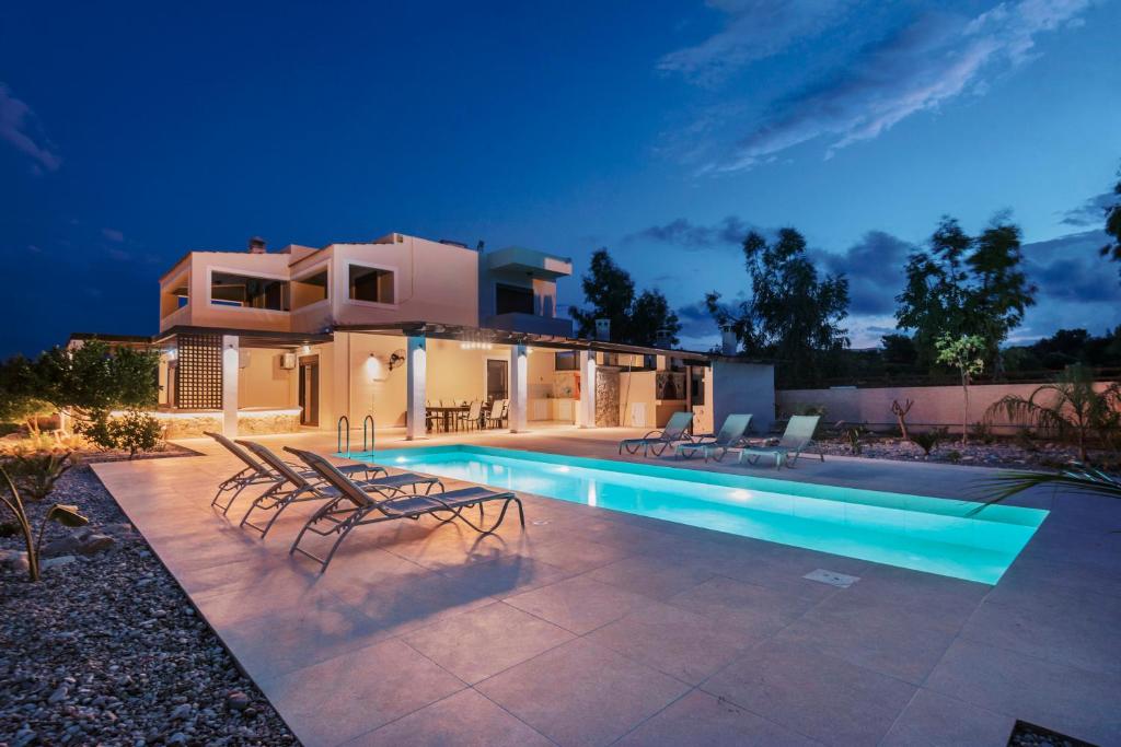Bazén v ubytování Villa Maribia with Private pool nebo v jeho okolí