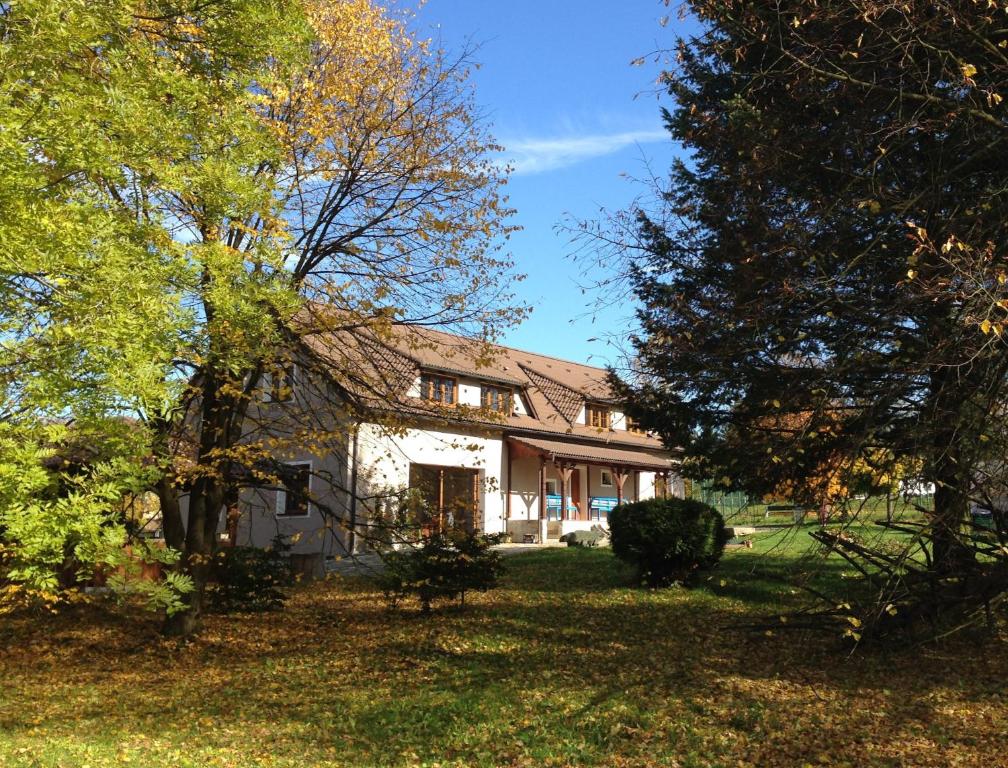 una casa blanca con árboles delante de ella en Mamut, en Rozvadov