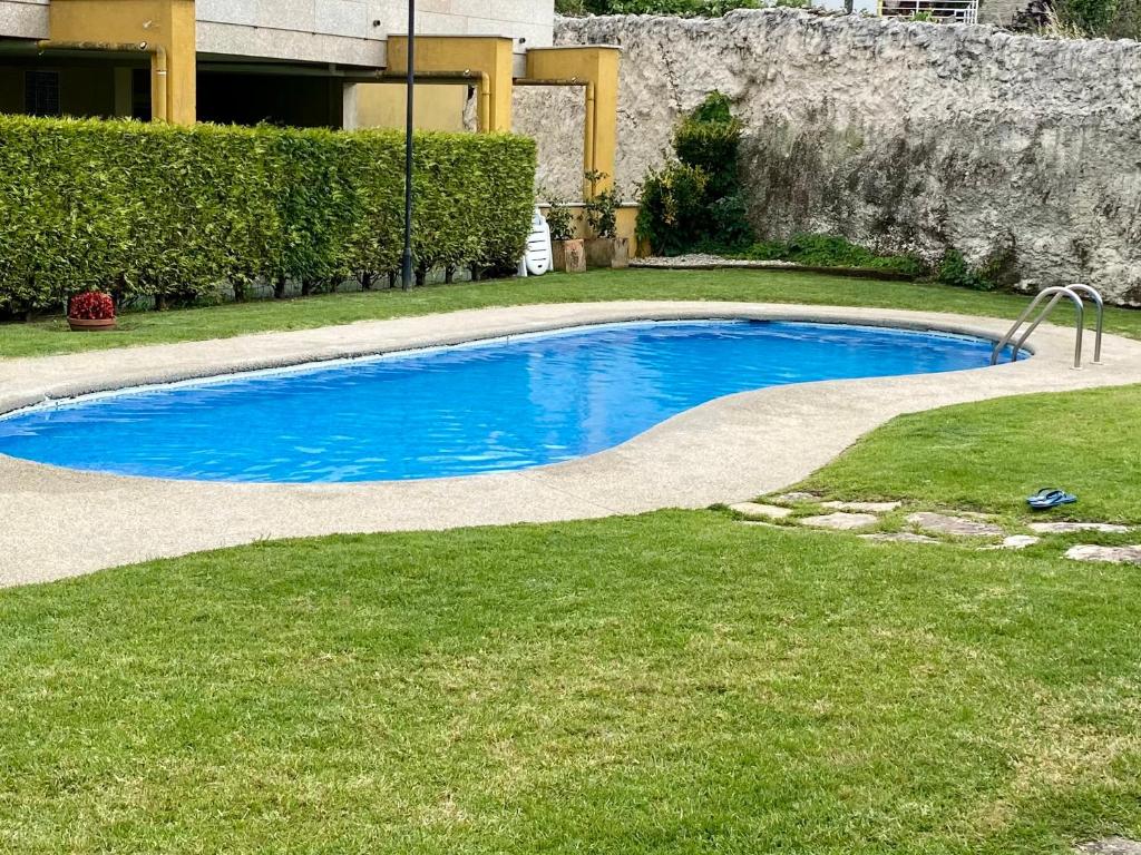 ein kleiner blauer Pool im Hof in der Unterkunft Chalet Portosin con piscina al lado de la playa in Goyanes