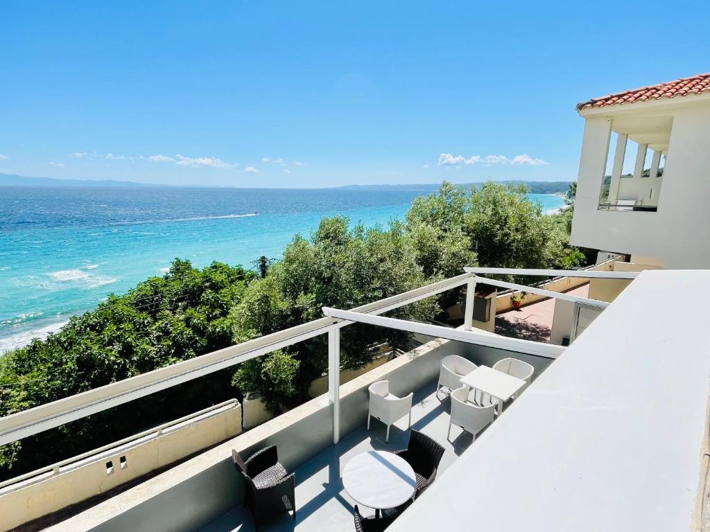 Un balcón con sillas y vistas al océano. en Studios Afitos en Afitos