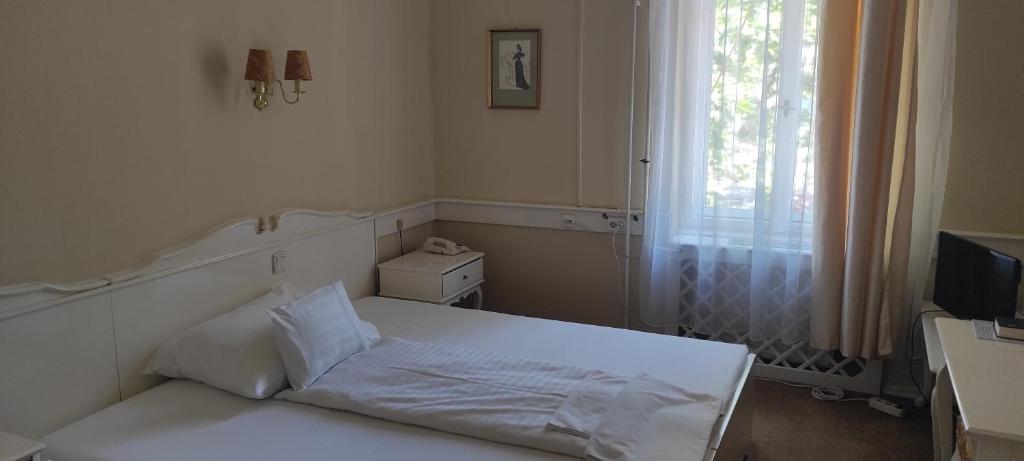 Łóżko lub łóżka w pokoju w obiekcie Fiume Hotel