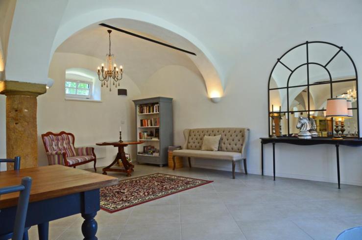 A seating area at Nemespécsely Udvarház