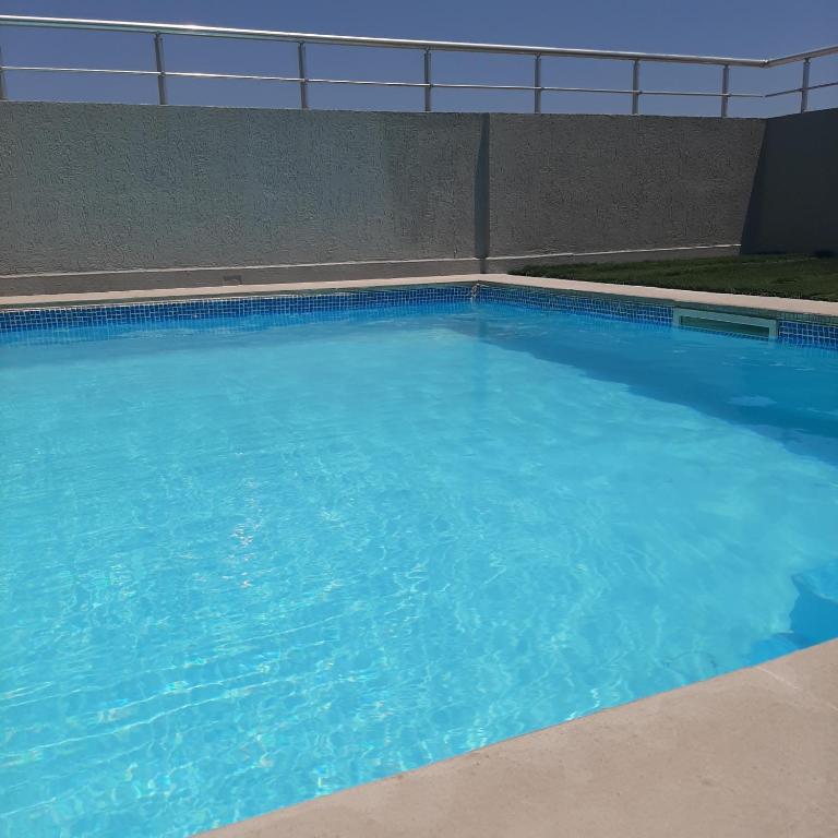 艾尔亚奈bel appart terasse vue panoramique avec piscine的一个蓝色海水的大型游泳池