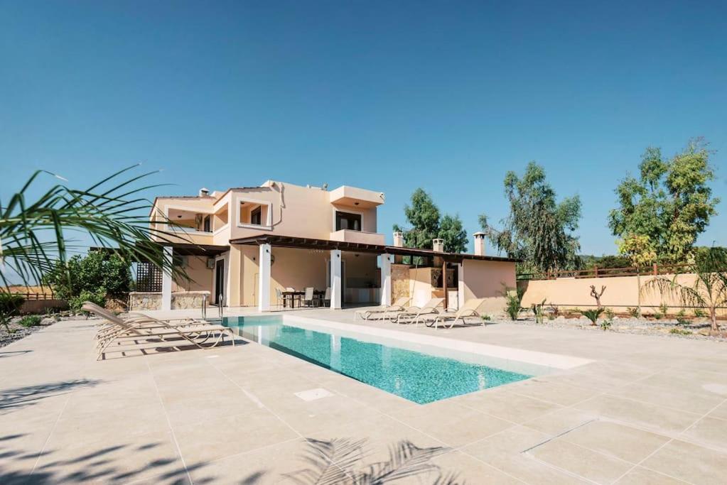 Bazén v ubytování Villa Maribia with Private pool nebo v jeho okolí