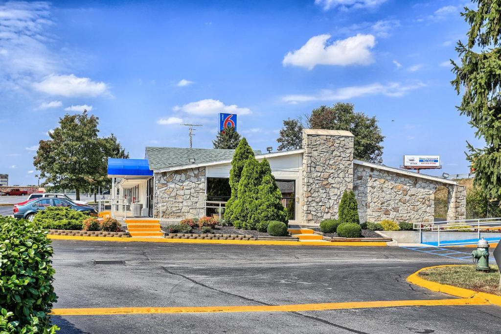 Un edificio con un estacionamiento enfrente. en Motel 6 Hagerstown MD, en Hagerstown