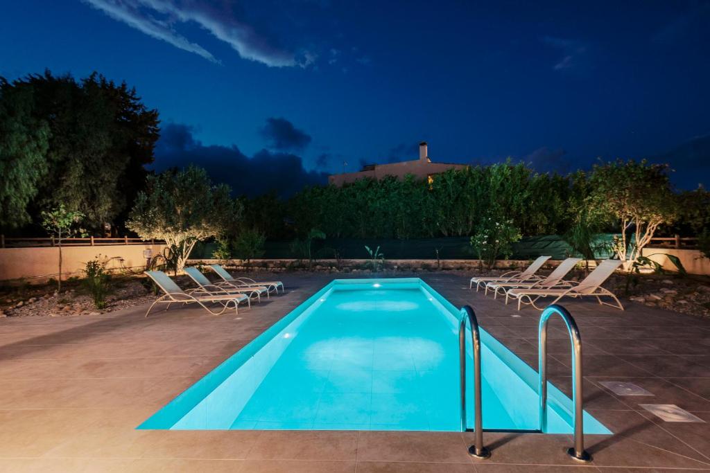 Bazén v ubytování Villa Maribia with Private pool nebo v jeho okolí