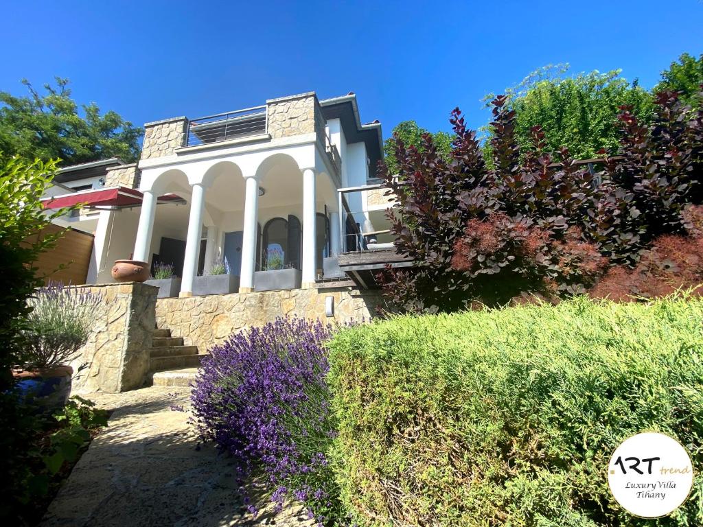 Vonkajšia záhrada v ubytovaní ARTtrend Luxury Villa