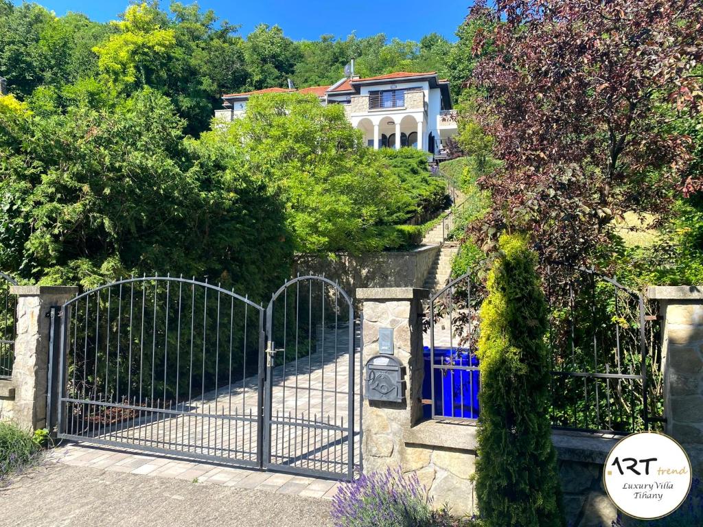 Vonkajšia záhrada v ubytovaní ARTtrend Luxury Villa