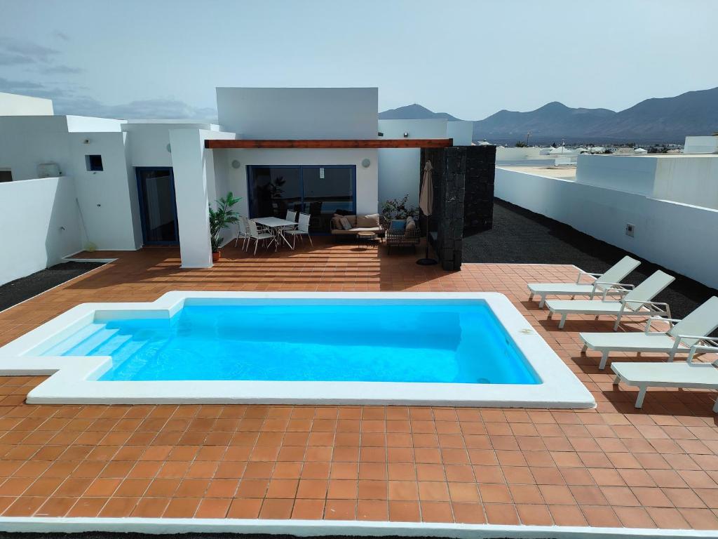 a swimming pool on the roof of a house at Villalia Aroa in Playa Blanca