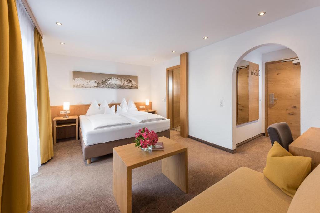 A bed or beds in a room at Hotel Resch