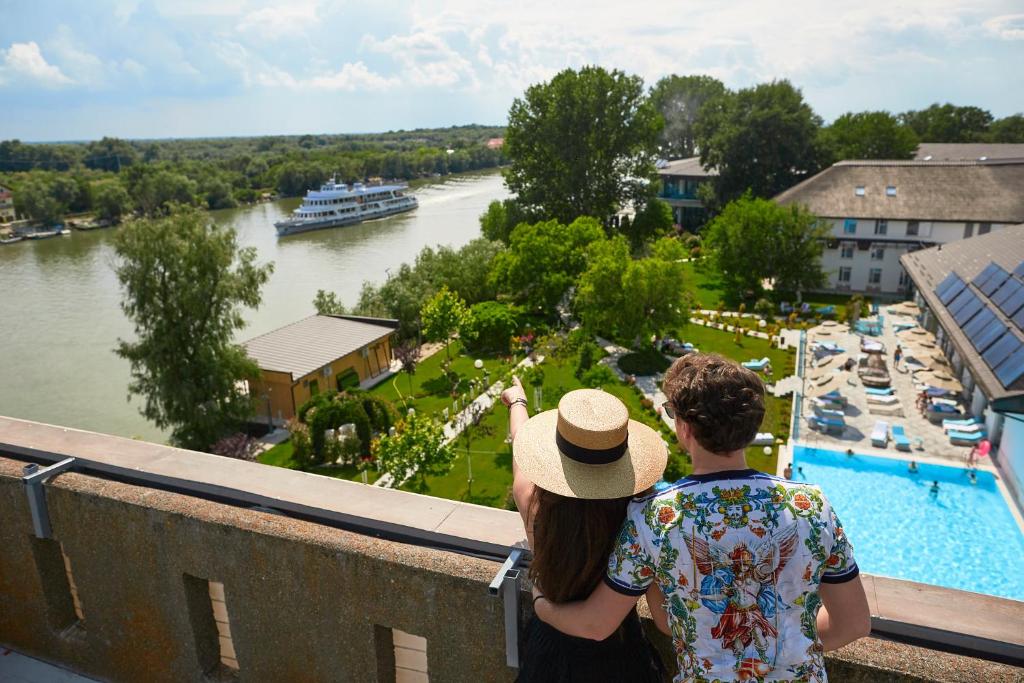 Bazén v ubytování Lebada Luxury Resort & Spa nebo v jeho okolí