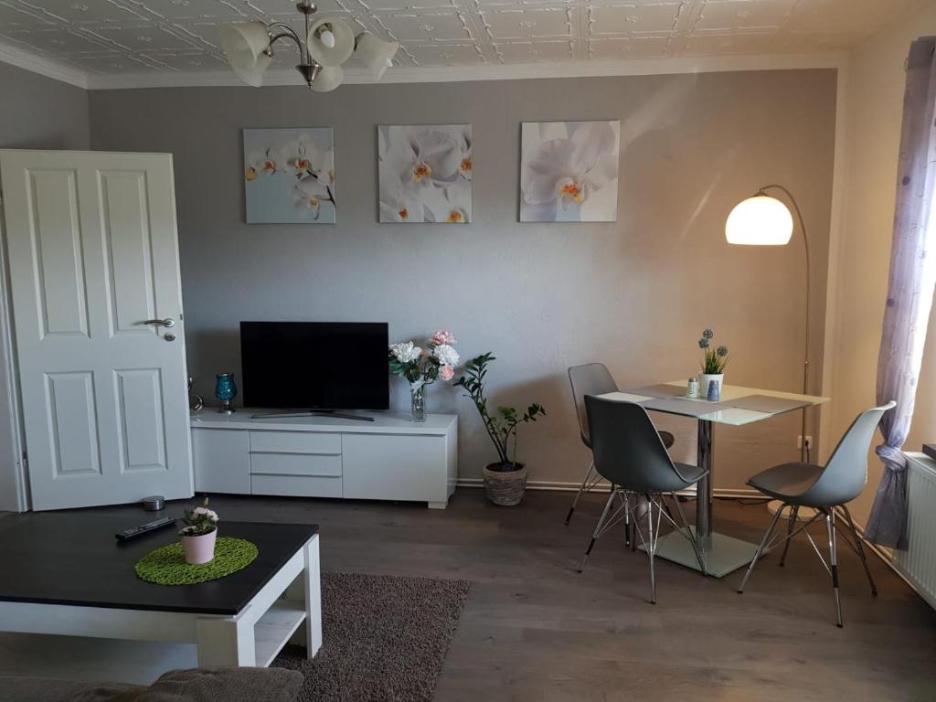 Vorder BollhagenにあるFerienwohnung Margareteのリビングルーム(テレビ、テーブル、椅子付)