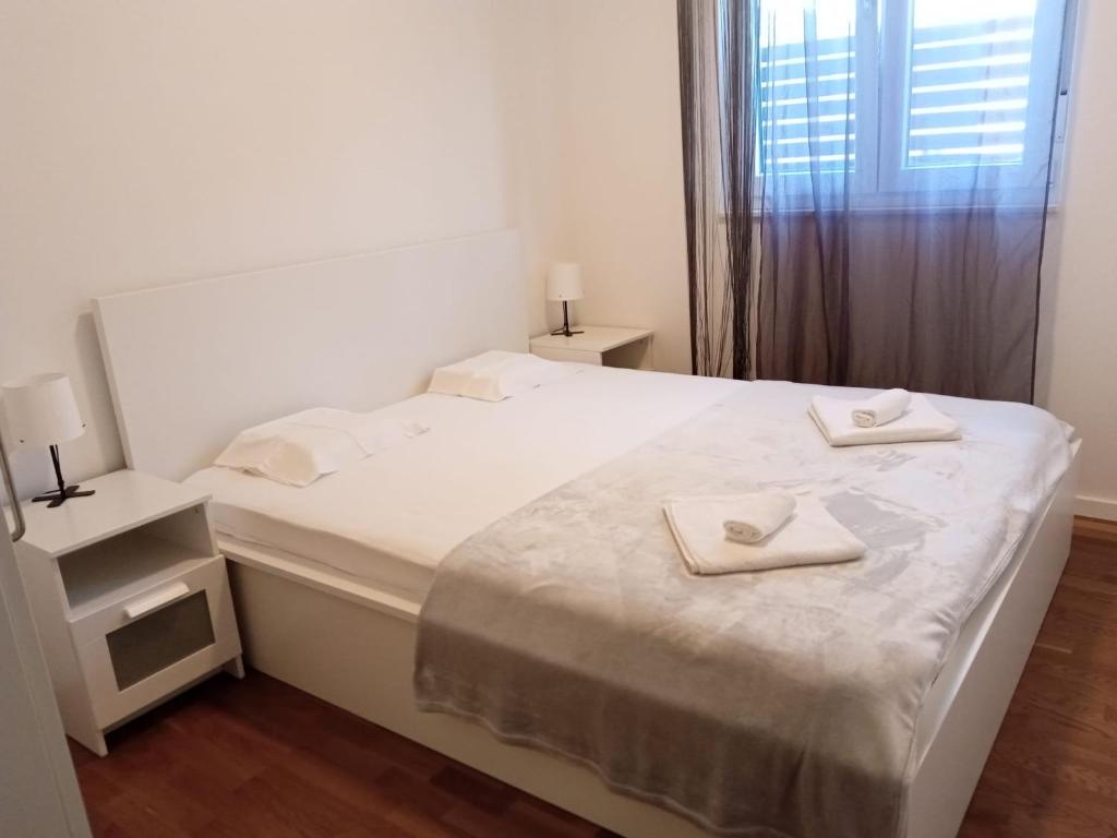 Krevet ili kreveti u jedinici u okviru objekta Apartment Paola with free private parking place