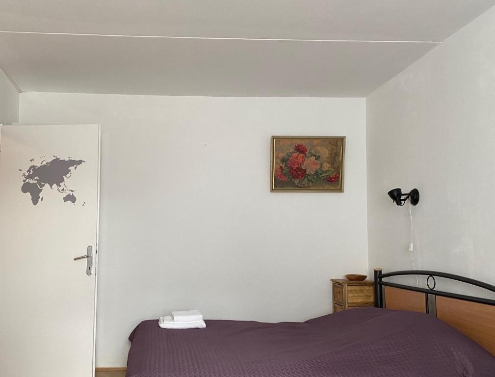 Postel nebo postele na pokoji v ubytování Colorful Urban Oasis