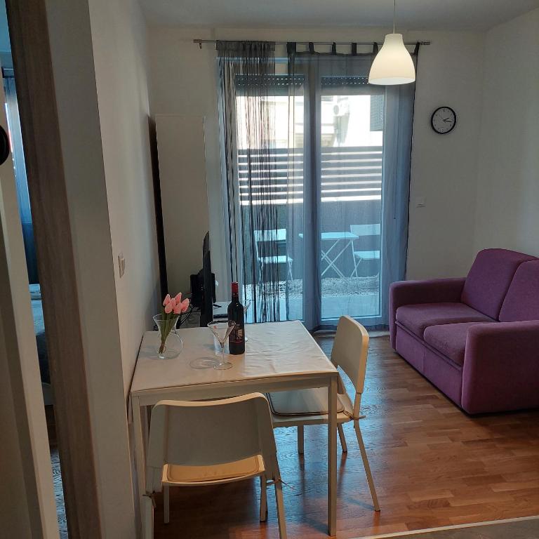 Posedenie v ubytovaní Apartment Paola with free private parking place