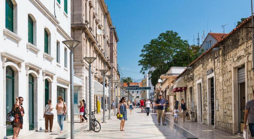 Hostia v ubytovaní Apartment Paola with free private parking place