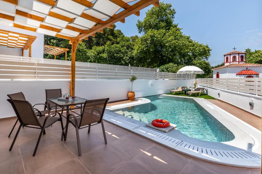 Bazén v ubytování AGNONTAS LUXURY VILLAS nebo v jeho okolí