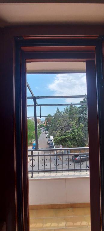 una finestra in una camera con vista su una strada di La casa del Pino a Policoro