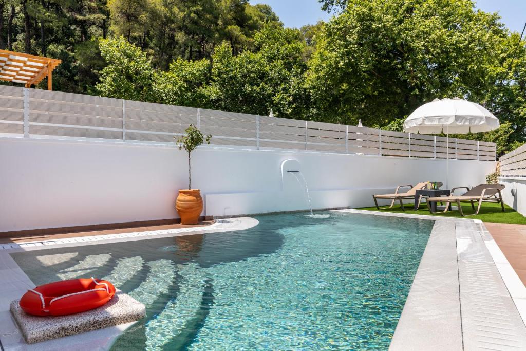 Bazén v ubytování AGNONTAS LUXURY VILLAS nebo v jeho okolí
