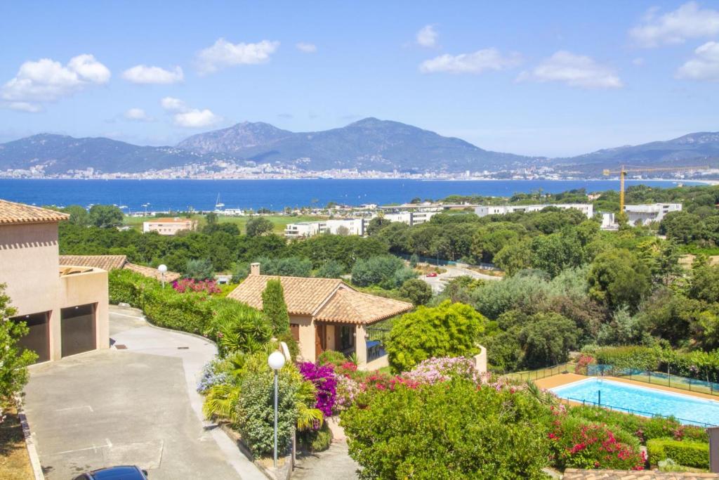 Villa con vistas al agua en Maison vue mer à Porticcio, en Porticcio