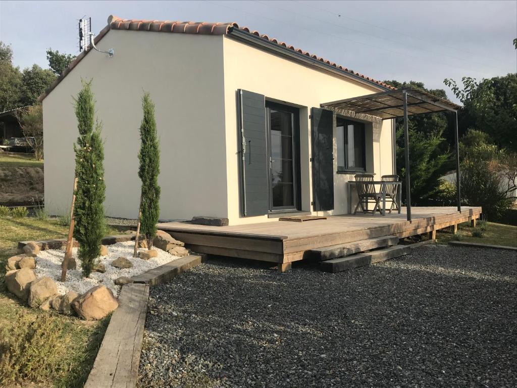 Casa blanca pequeña con porche y patio en Gite au coeur du pays Cathare, en Verzeille