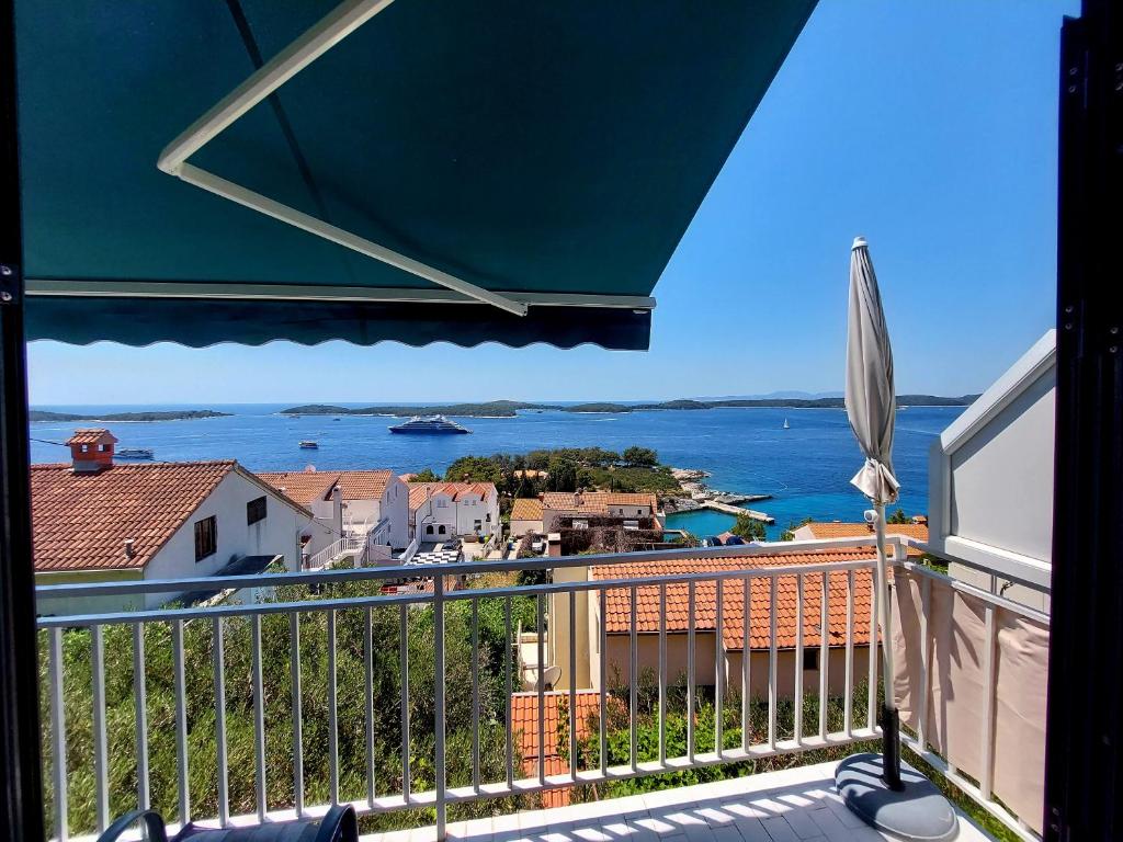 balcón con vistas al océano y a los edificios en NatasaHvar, en Hvar
