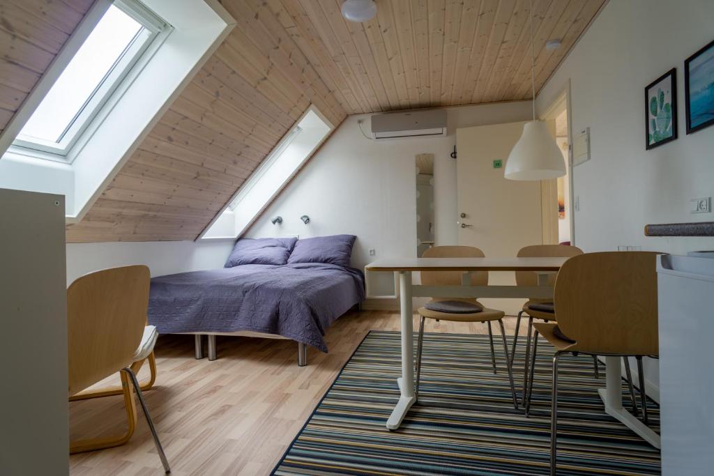 - une chambre avec un lit, une table et des chaises dans l'établissement Hedelandets Camping, à Sevel