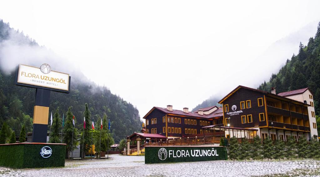 ウズンギョルにあるFlora Uzungöl Resort Hotelの山町のホテルの看板