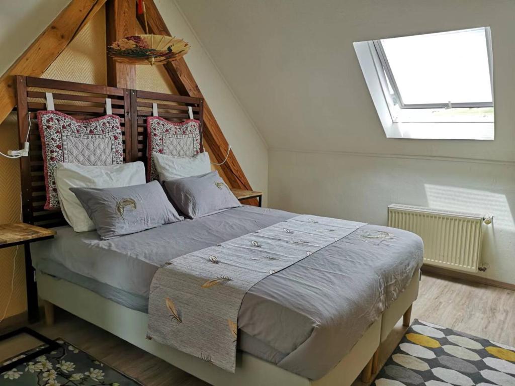 a bedroom with a large bed with a window at Gästehaus Lavendel an der Mosel in Senheim