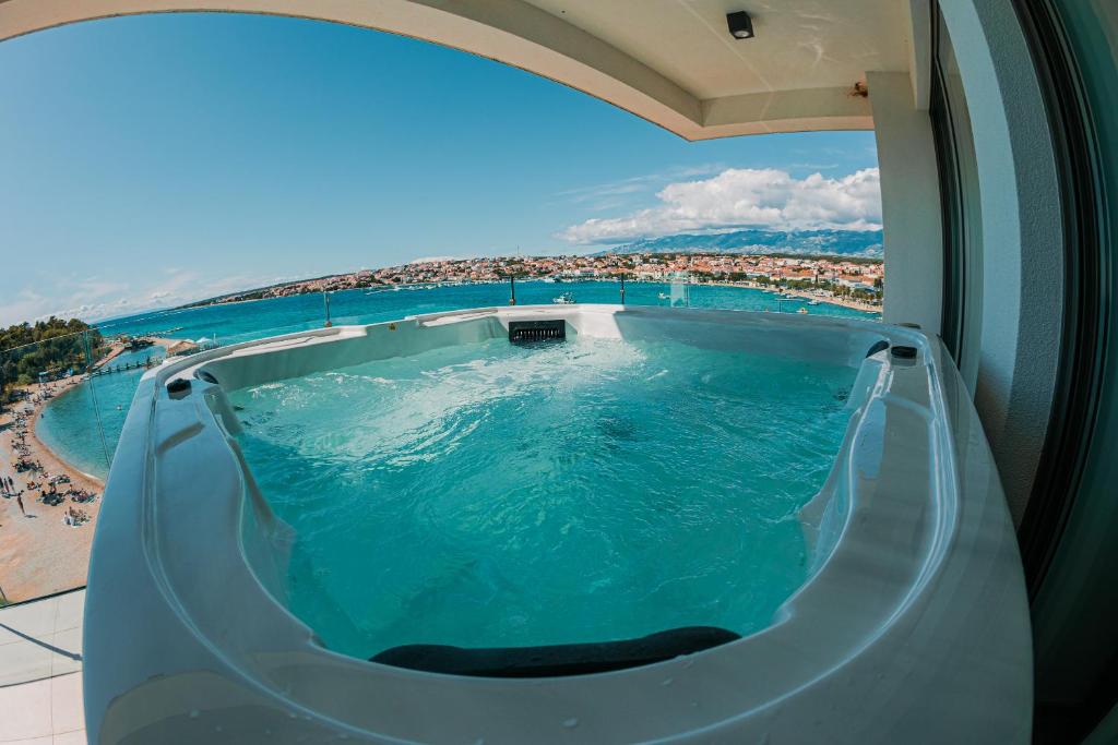 Bazén v ubytování Kaneo beach hotel Novalja nebo v jeho okolí