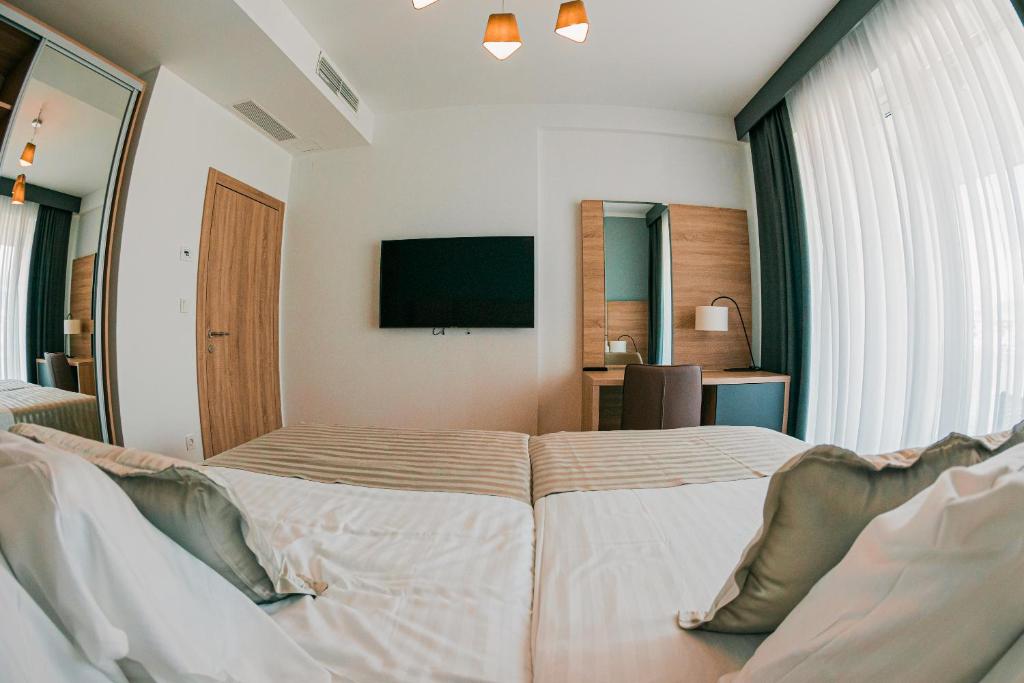 Postel nebo postele na pokoji v ubytování Kaneo beach hotel Novalja