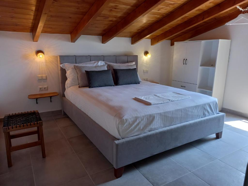 Postel nebo postele na pokoji v ubytování Koroni Stone House, newly built studios by the sea