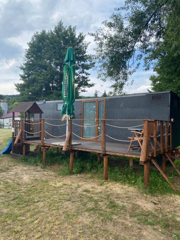 Fotografie z fotogalerie ubytování V dedine a predsa mimo nej v maringotke na samote v destinaci Dechtice