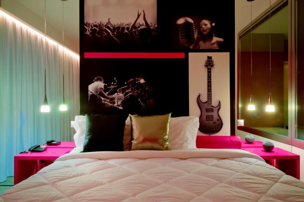 Postel nebo postele na pokoji v ubytování Vinyl M Hotel - Adults Only