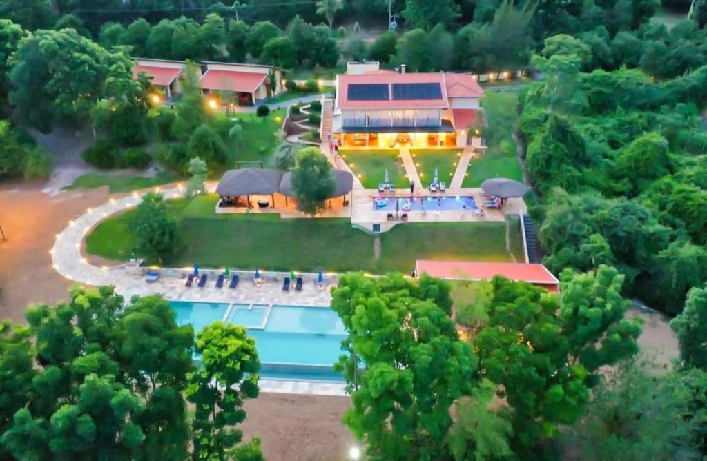 una vista aérea de una casa con piscina en Pousada Fazenda Peroba Rosa en Pedregulho