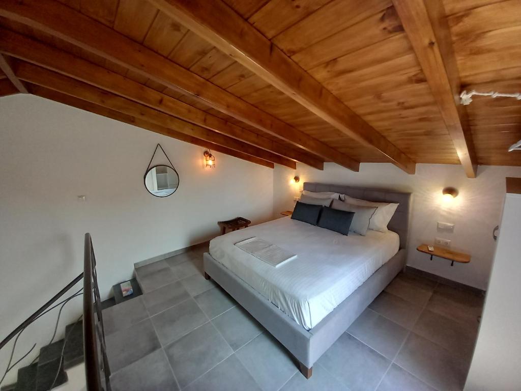 Postel nebo postele na pokoji v ubytování Koroni Stone House, newly built studios by the sea